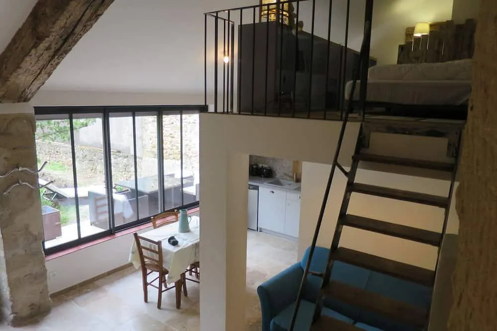 Cabanon semi-troglodyte de Sérignan, maison semi-troglodyte à Sérignan-du-Comtat