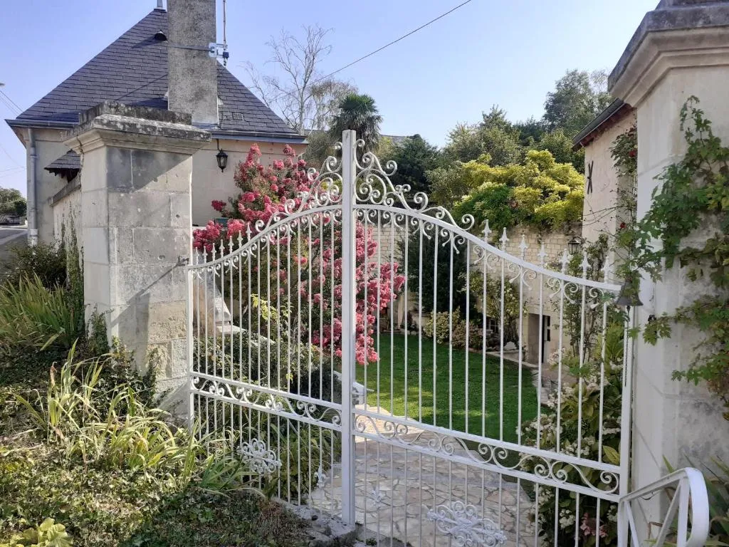 Esprit Troglo, maison semi-troglodyte à Beaumont-en-Véron
