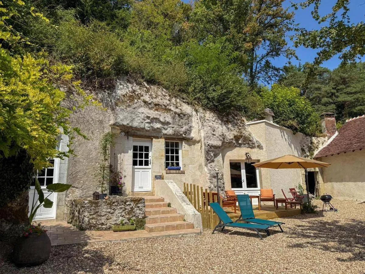Gîte troglodytique insolite, gîte troglodyte à Nazelles-Négron