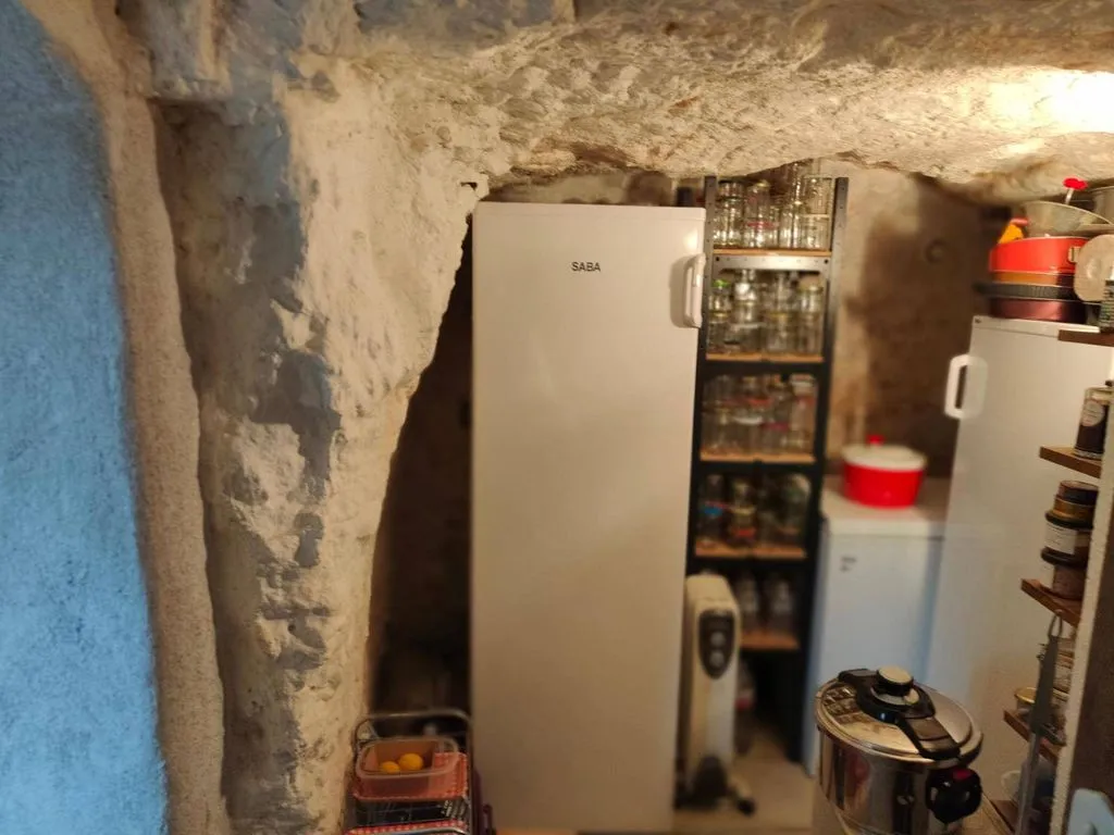 La Maison Bleue de Husseau, maison semi-troglodyte à Montlouis-sur-Loire