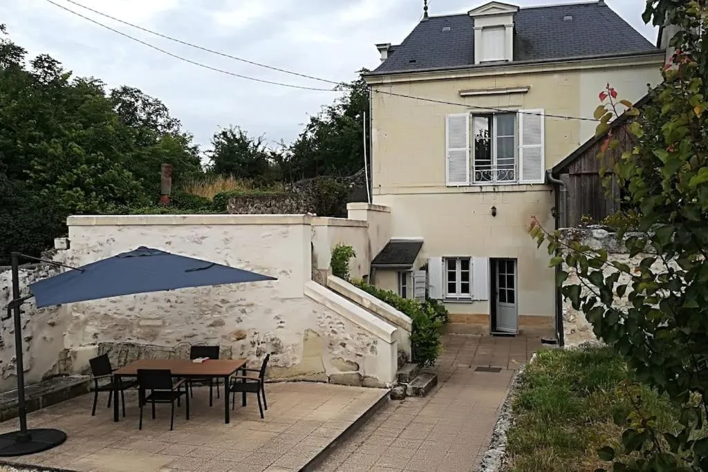 Maison atypique de Chinon, maison semi-troglodyte à Chinon