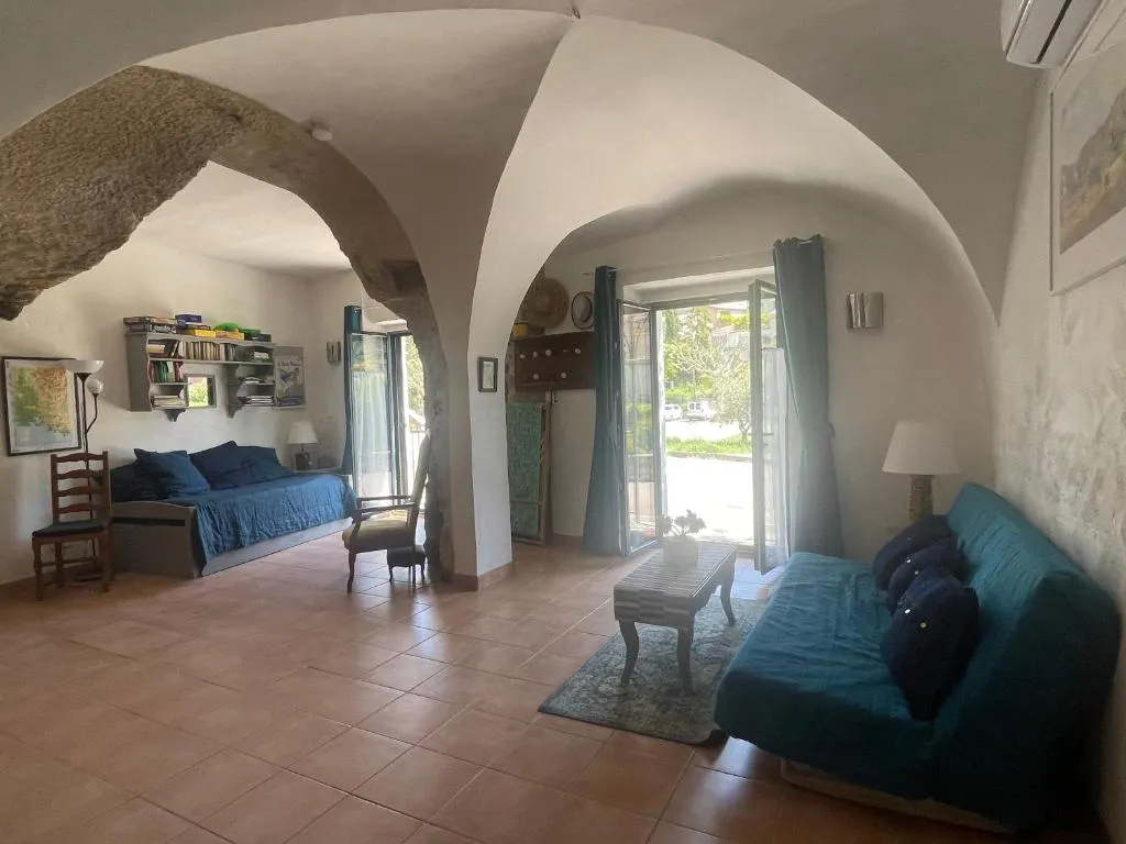 Maison de village du Luberon, maison semi-troglodyte à Cabrières-d'Aigues