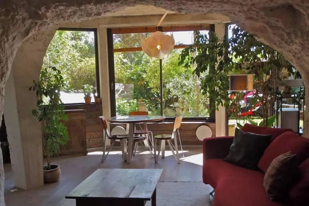 Maison troglodyte contemporaine, maison semi-troglodyte à Berthenay