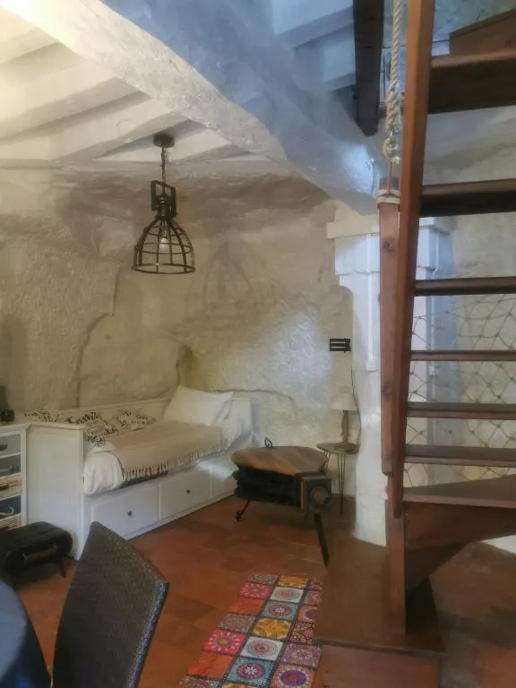 Maison Troglodyte de Saint-Léger, gîte troglodyte à Saint-Léger-de-Montbrillais