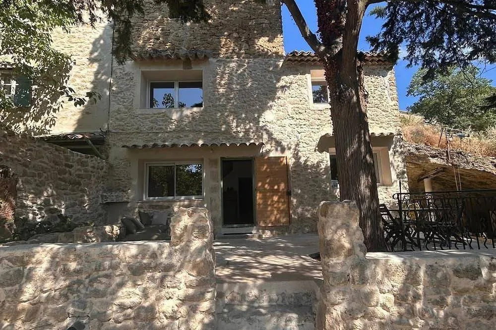 Maison Troglodyte du Jas, maison semi-troglodyte à Puyvert
