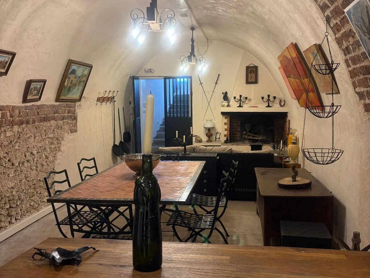 Maisonnette troglodytique, maison semi-troglodyte à Flée