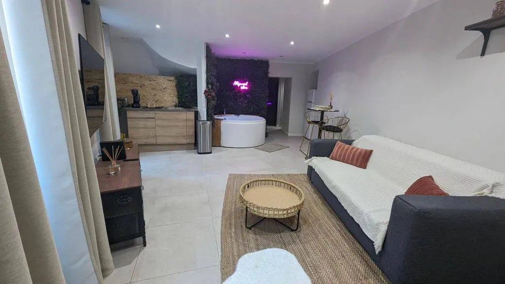 Suite Roch'amore, maison semi-troglodyte à La Garde