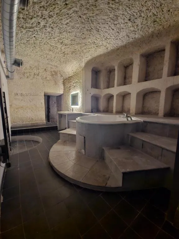 Troglodyte Baths, maison semi-troglodyte à Saint-Étienne-de-Chigny