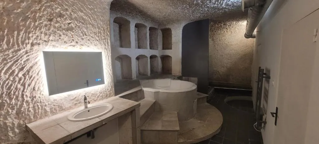 Troglodyte Baths à Saint-Étienne-de-Chigny, photo 3